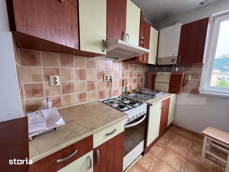 Apartament cu 3 camere semidecomandat în Cetate