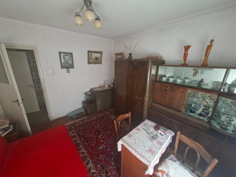 Apartament cu 4 camere semidecomandat în Podu Roș