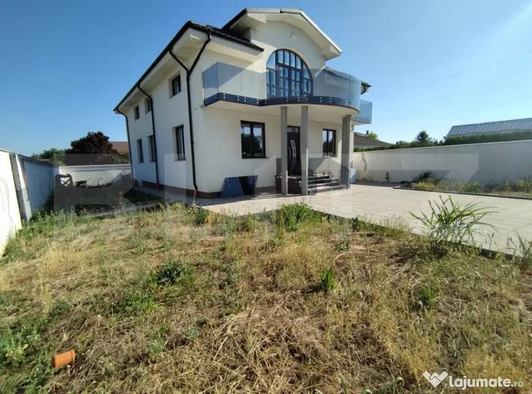 Casă cu 7 camere cu Teren 489 Mp în Central