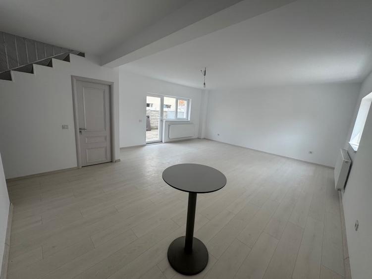 Duplex cu 5 camere cu Canalizare în Haliu
