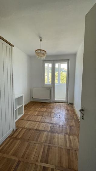 Apartament cu 3 camere decomandat în Baru