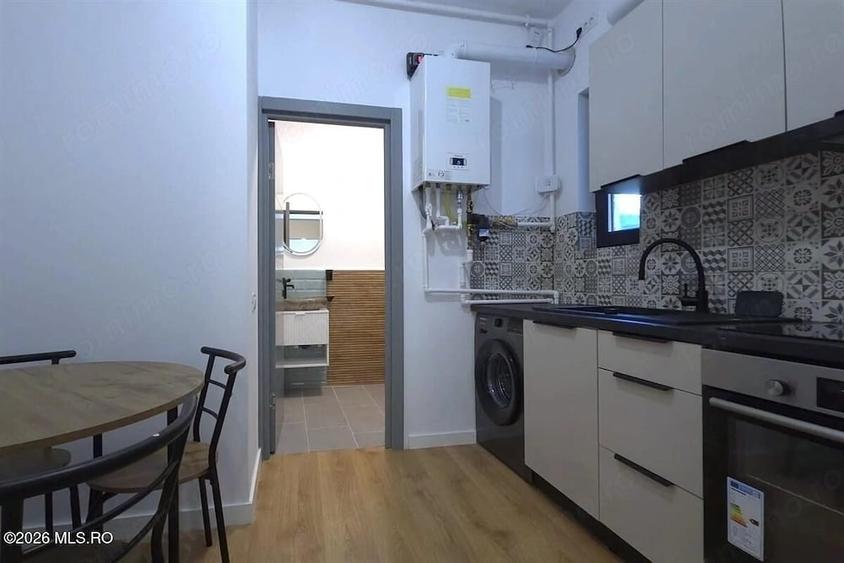 Apartament cu 5 camere semidecomandat în Central