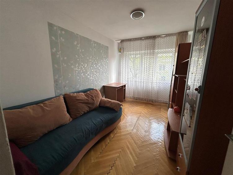 Apartament cu 4 camere decomandat în Central
