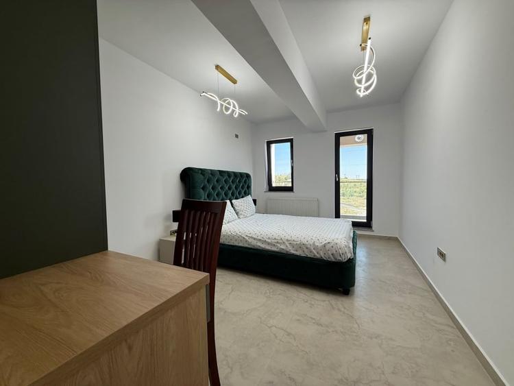 Apartament cu 3 camere semidecomandat, mobilat în Peco
