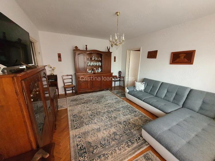 Vand apartament cu doua camere