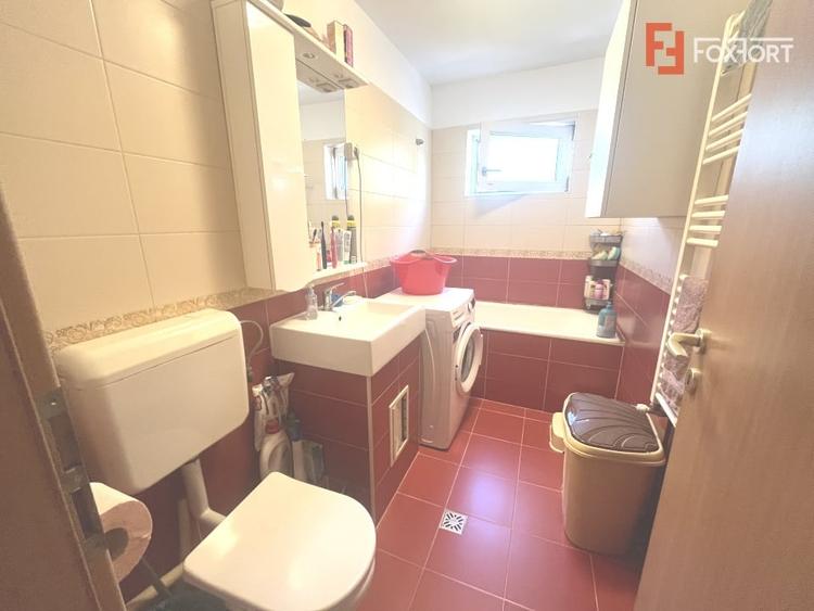 Apartament cu 3 camere semidecomandat, mobilat în Dâmbovița