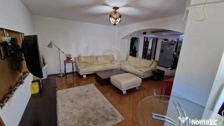 Apartament cu 3 camere decomandat în Drumul Sării