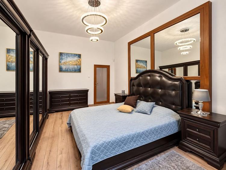 Apartament cu 4 camere semidecomandat, mobilat în Ultracentral