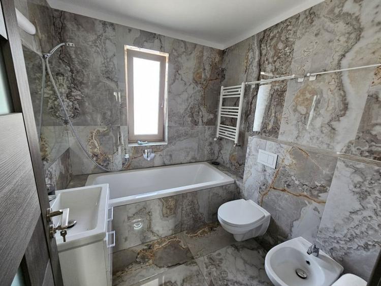 Duplex cu 4 camere cu Canalizare în Bucium