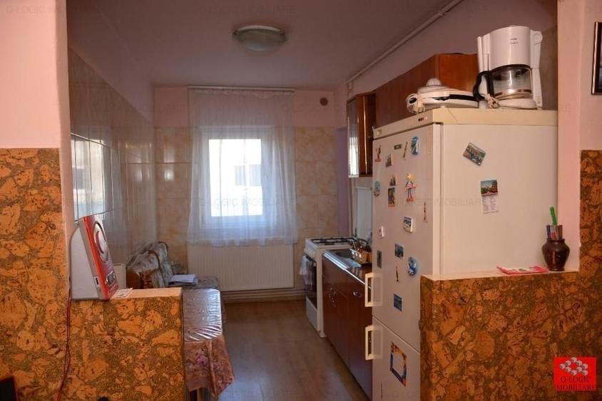 Apartament cu 4 camere semidecomandat în Tractorul