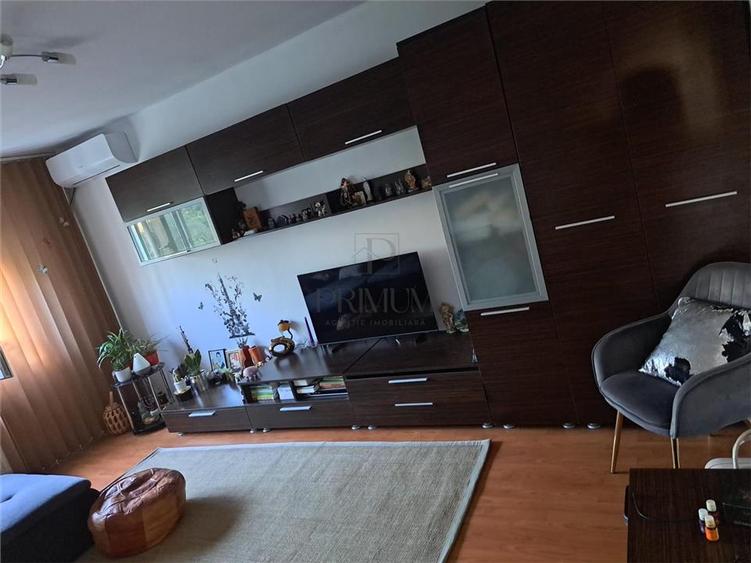 Apartament cu 3 camere decomandat în Lipovei