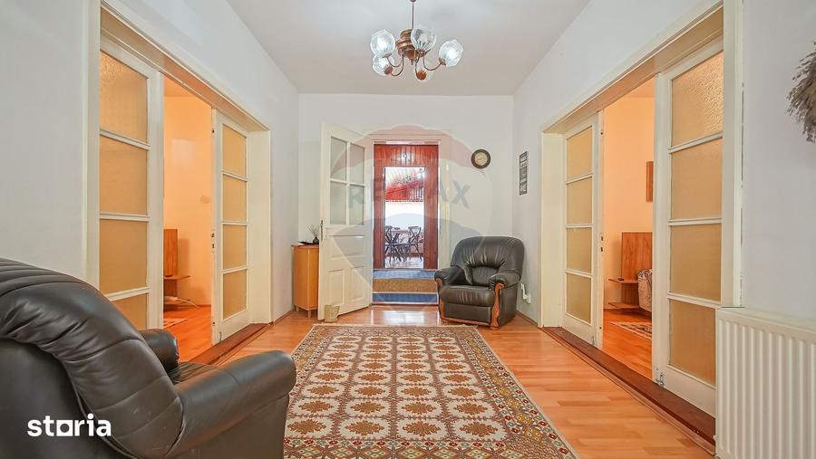 Casă cu 8 camere cu Teren 485 Mp în Central