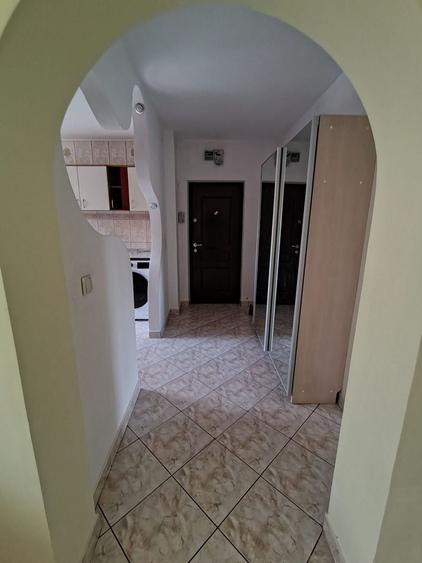 Apartament cu 3 camere semidecomandat, mobilat în Podu Roș