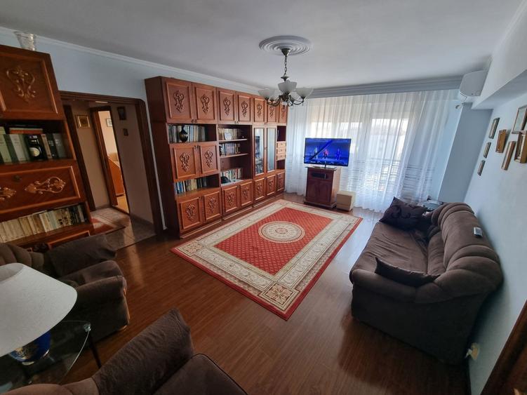 Apartament cu 3 camere semidecomandat, mobilat în Capitol