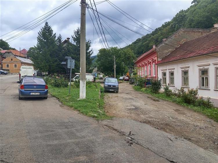 Casă individuală cu 7 camere cu Canalizare în Vest