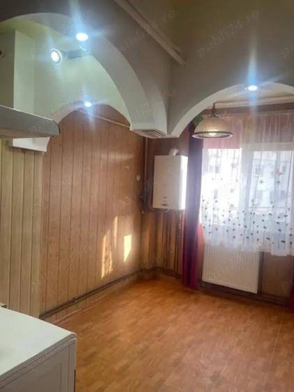 Apartament cu 3 camere semidecomandat în Central