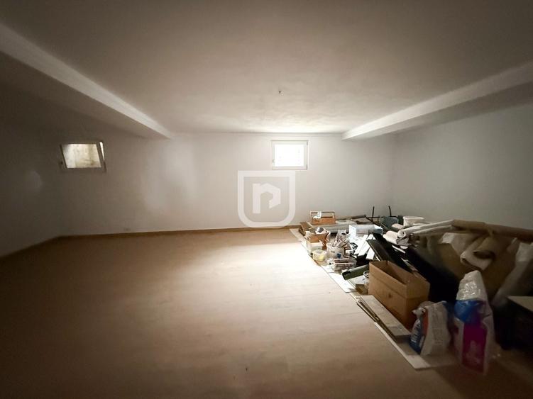 Casă individuală cu 8 camere cu Canalizare în Periferie