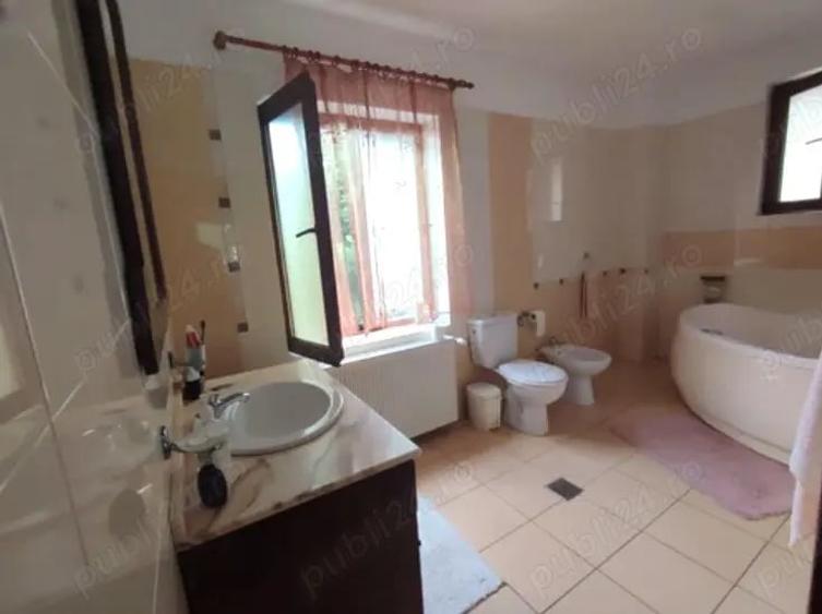 Casă cu 5 camere cu Teren 500 Mp în Central