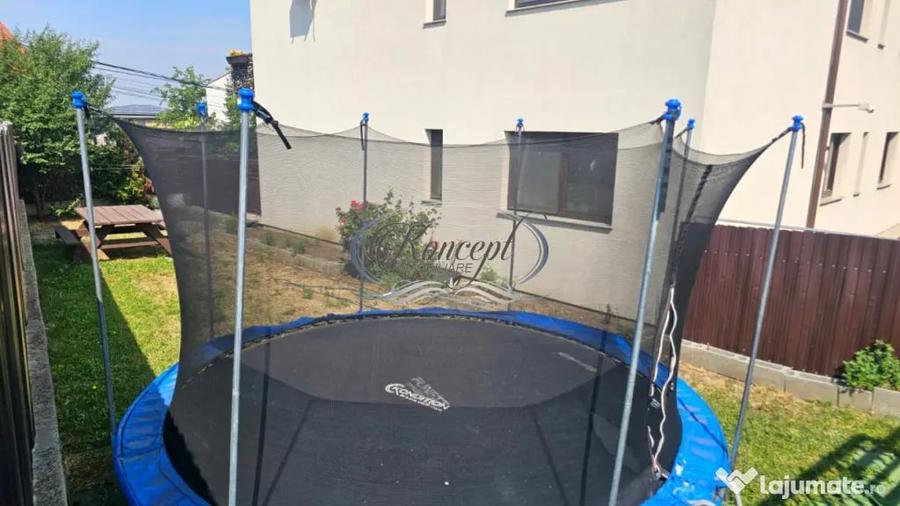 Apartament cu 3 camere semidecomandat în Europa