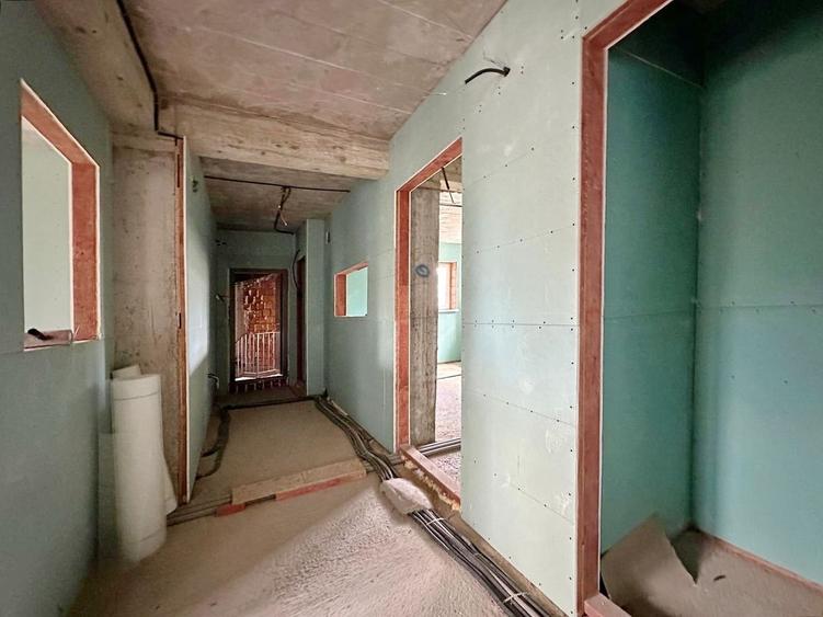 Casă individuală cu 8 camere cu Canalizare în Nord