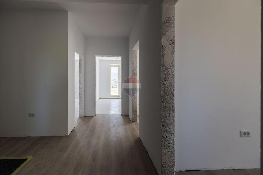 Apartament cu 3 camere decomandat în Tractorul