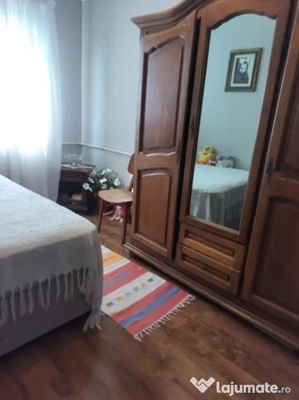 Apartament cu 3 camere semidecomandat în Craiovița Nouă