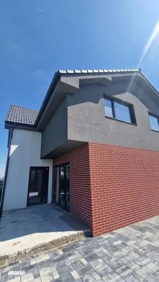 Casă cu 4 camere semidecomandat cu Teren 350 Mp în Jucu