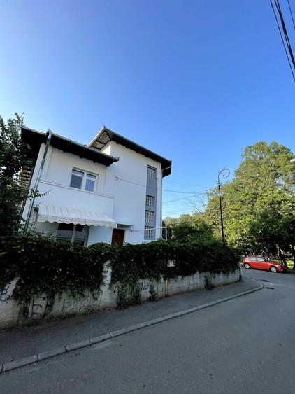 Casă cu 4 camere cu Teren 220 Mp în Exterior Vest