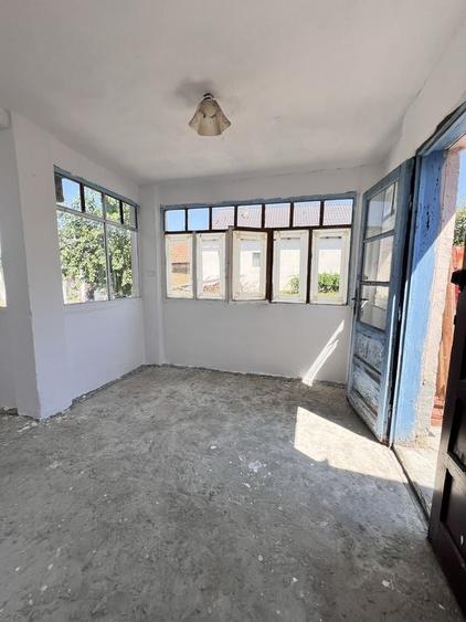 Casă cu 3 camere semidecomandat în Cuvin