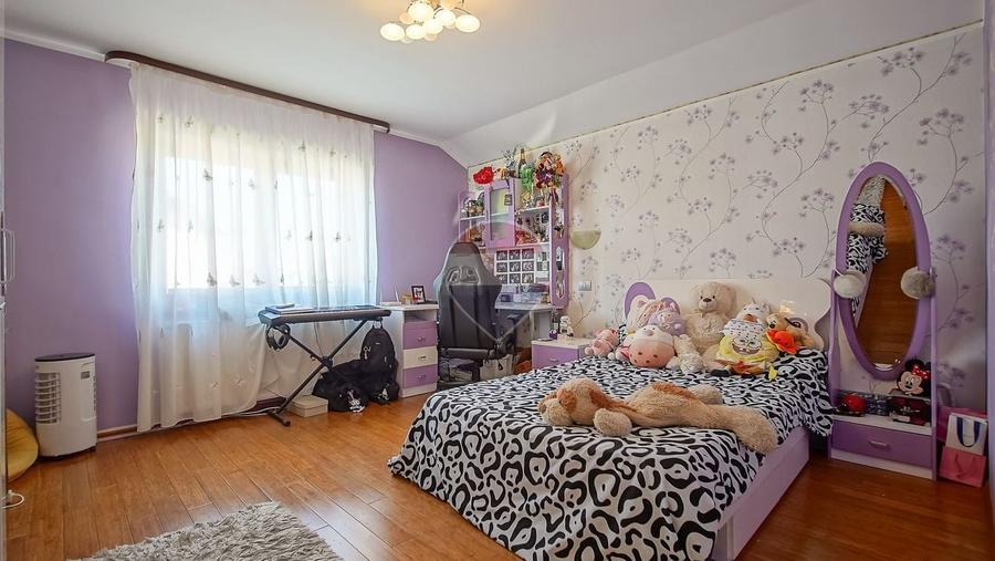 Casă individuală cu 7 camere cu Teren 519 Mp în Cristian