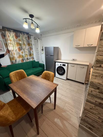 Apartament cu 3 camere semidecomandat, mobilat în Teiul Doamnei