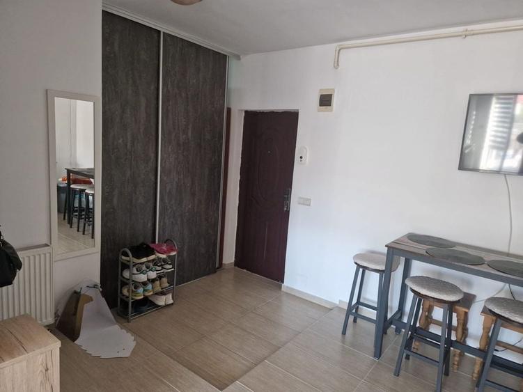 Apartament cu 2 camere semidecomandat în Florești