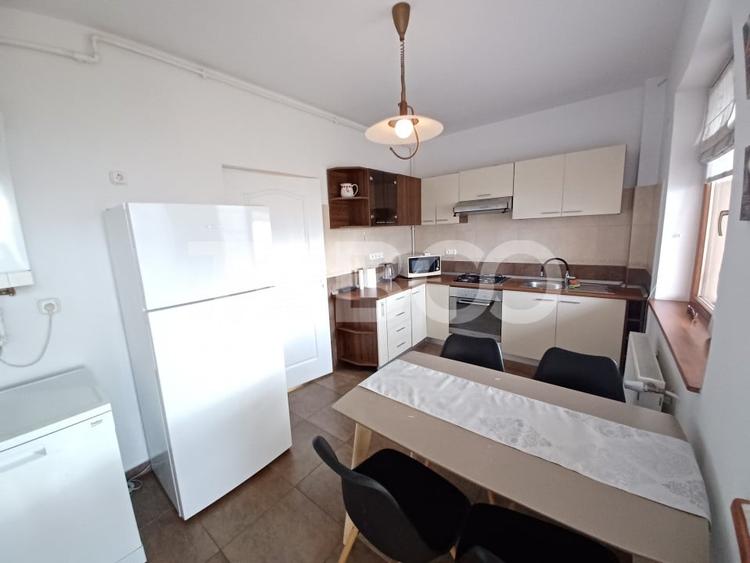 Apartament cu 3 camere decomandat, mobilat în Piața Cluj