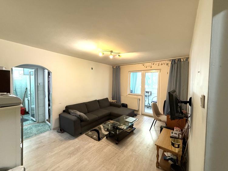 Apartament cu 2 camere semidecomandat în 13 Decembrie