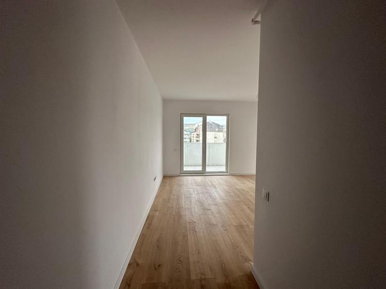 Apartament cu 3 camere semidecomandat în Florești