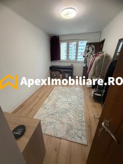 Apartament cu 3 camere semidecomandat în Berceni