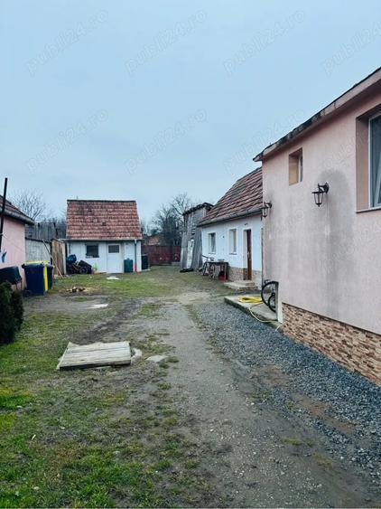 Casă cu 5 camere cu Teren 900 Mp în Cristian