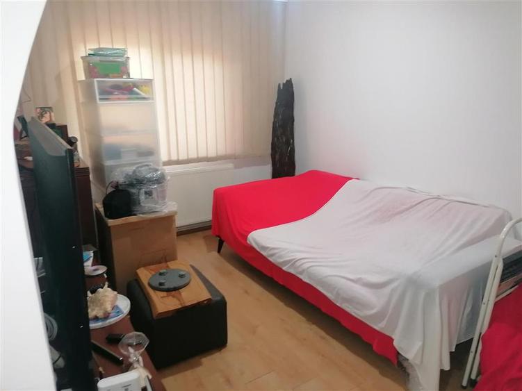 Apartament cu 4 camere decomandat în Soarelui