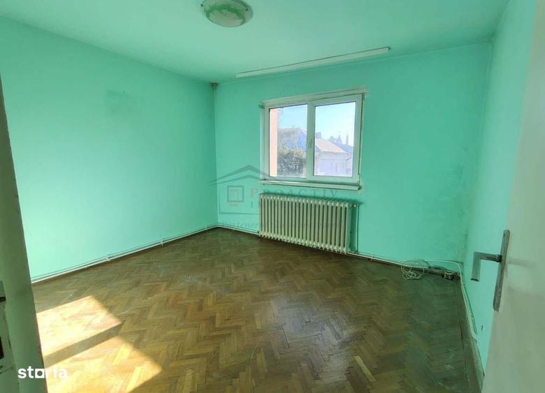 Apartament cu 3 camere semidecomandat în Roșu