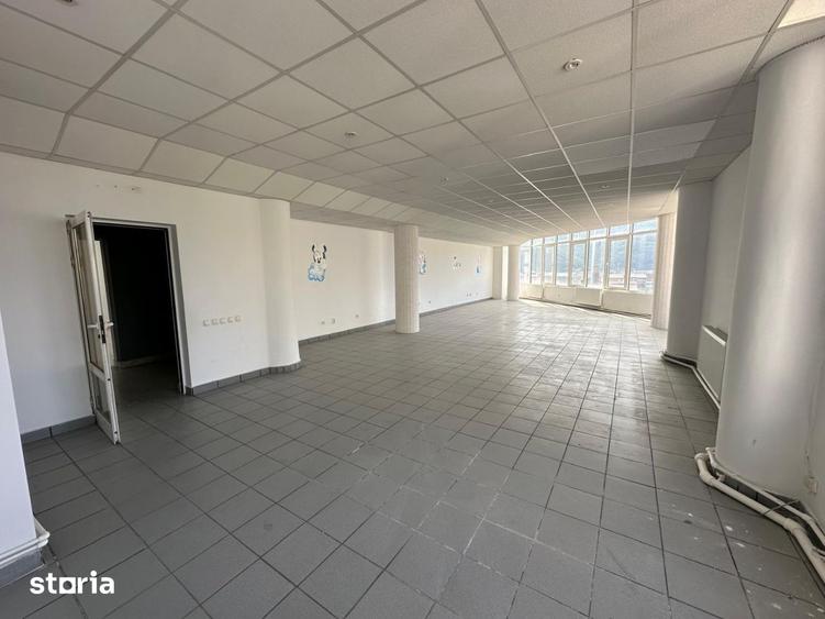 Spațiu comercial, de 1,300 mp, în Central