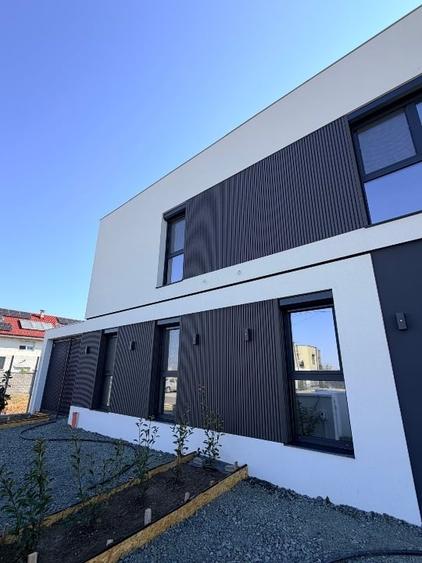 Duplex cu 5 camere cu Canalizare în Dumbrăvița