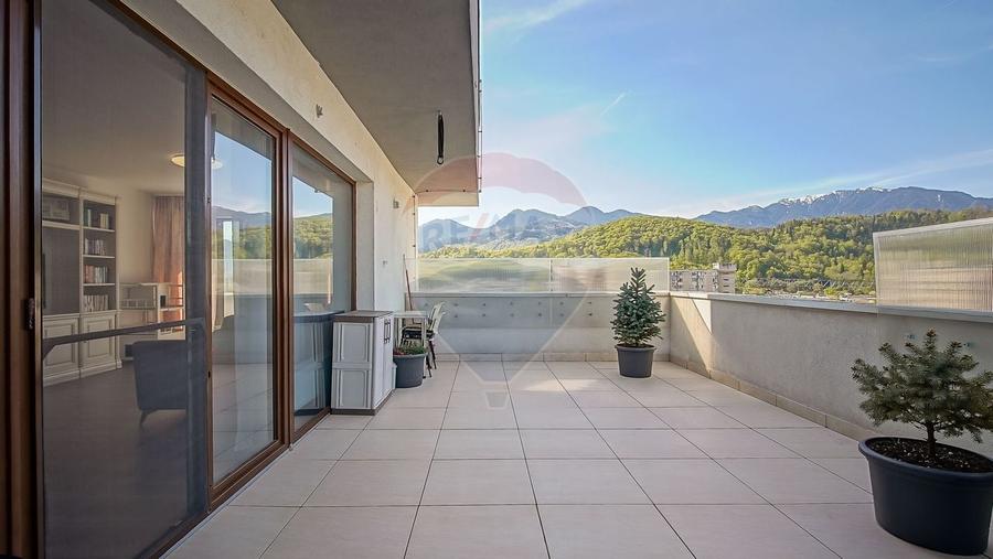 Apartament cu 5 camere decomandat în Noua