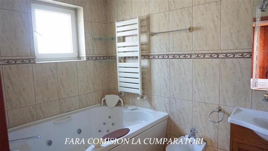 Casă individuală cu 12 camere cu Piscina în Central