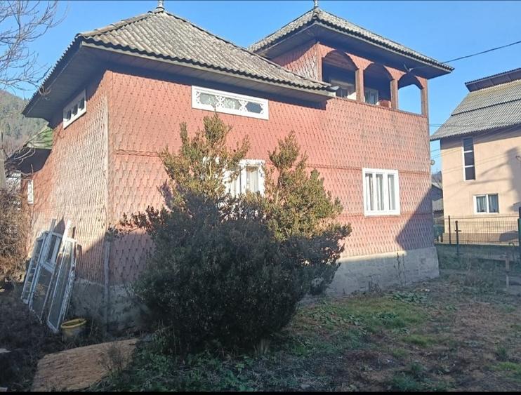 Casă cu 4 camere în Moisei