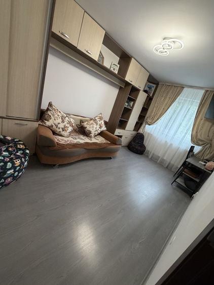 Apartament cu 3 camere decomandat în Drumul Carului