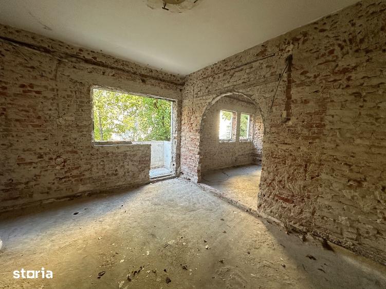 Casă cu 7 camere cu Teren 232 Mp în Floreasca