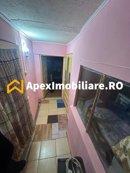 Casă individuală cu 15 camere cu Canalizare în Apărătorii Patriei