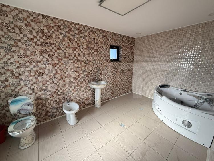 Casă individuală cu 9 camere cu Canalizare în Comișani