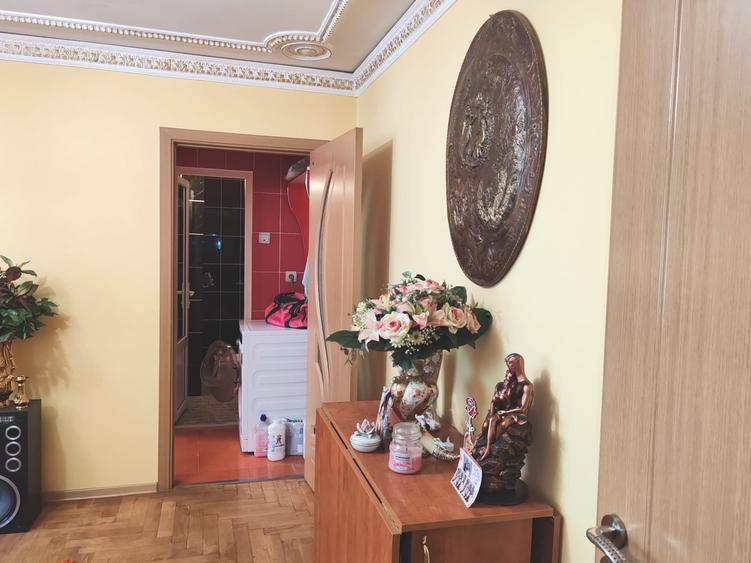 Apartament cu 3 camere semidecomandat în Tractorul