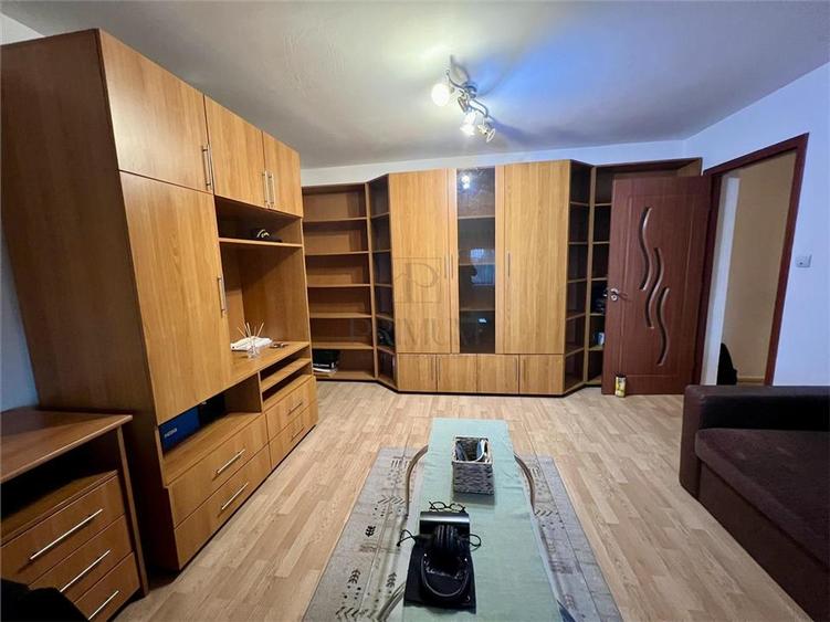 Apartament cu 2 camere semidecomandat, mobilat în Aradului